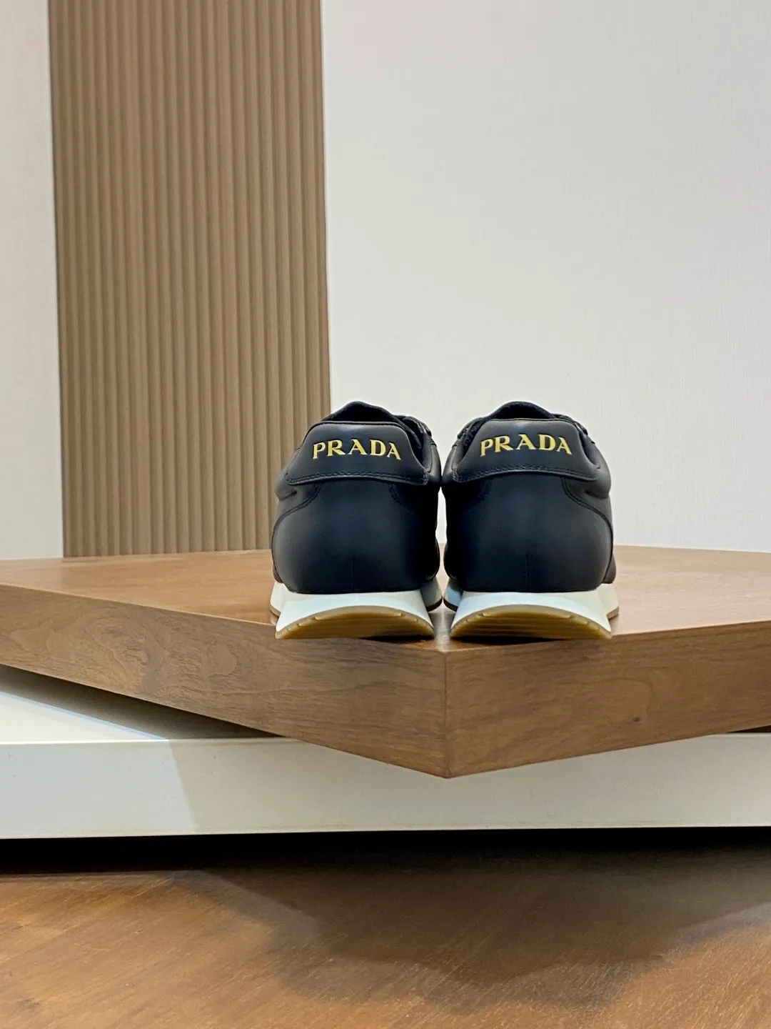 Men's shoes 💰740 Prada/Prada's new men's spliced ​​casual sports shoes. These sports shoes use exquisite stitching technology to outline a unique geometric texture, and contemporary lines and details reinterpret the classic sports style. The upper is made of ultra-official material, and the lining is full cowhide. It is lightweight, breathable, practical and versatile. The tongue is decorated with the Prada Milano logo, and the logo print is embellished with the laces. It is paired with a 2.5cm two-color rubber sole to create a comfortable wearing experience. Comes with full set of original packaging dust bag! Size: 39-40-41-42-43-44 (38, 45 customized) standard leather shoe size